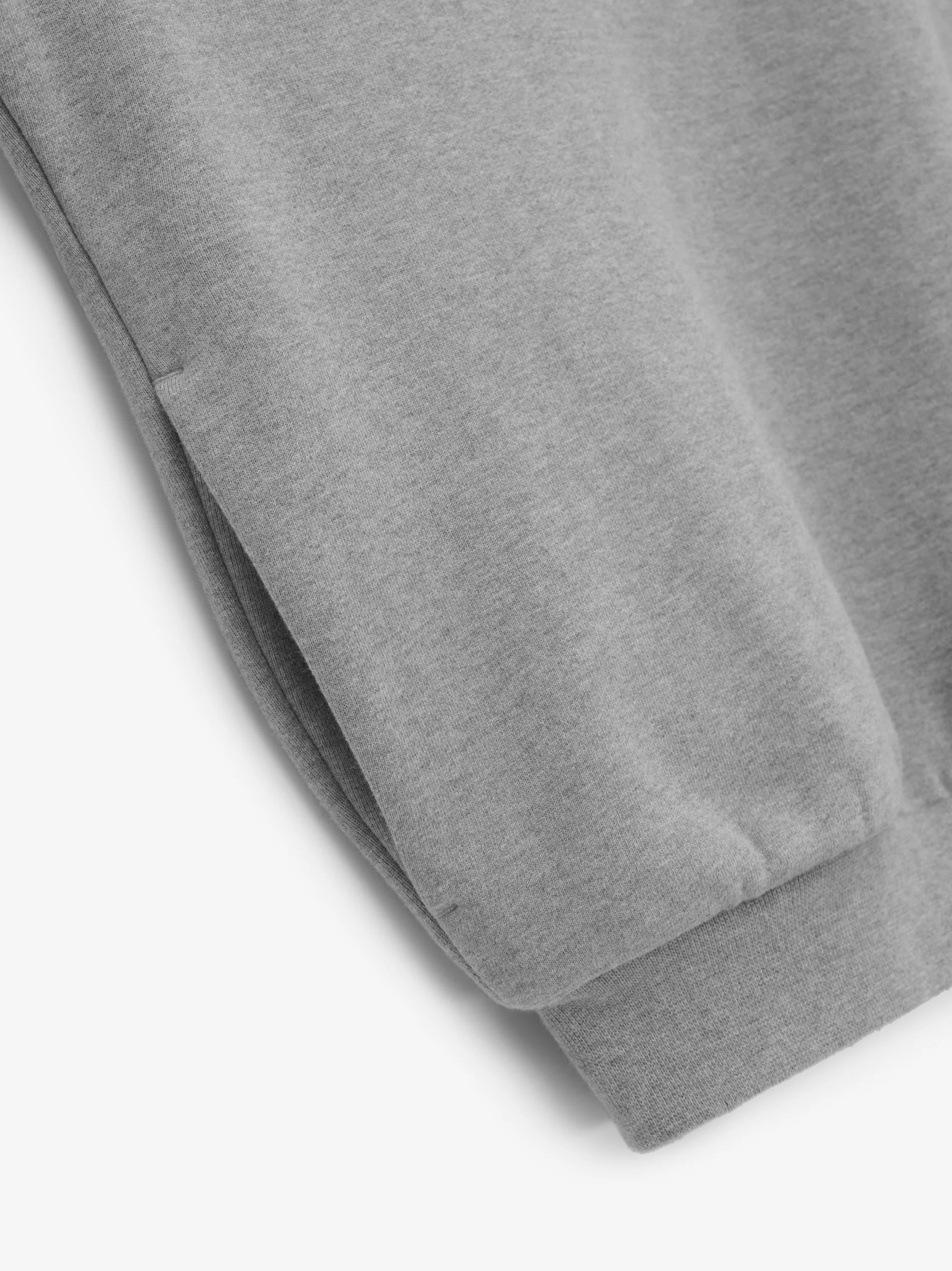 The Essentials Fleece Crewneck has been updated in a heavier 480gsm core fleece to provide additional body and structure. A collegiate-inspired "Fear of God State" graphic is screen printed on the front. Details include a rib-knit collar, cuffs, and waist-hem. The Essentials Fear of God rubberized label is at the back collar.