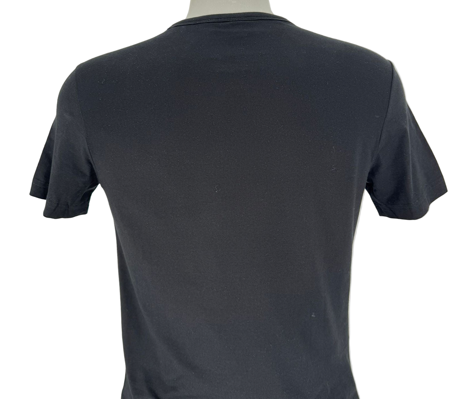 Bold simplicity meets premium comfort — the Hugo Boss Basic Black T-Shirt with Curved Blue Logo is made for those who appreciate sharp, minimal design with a modern edge.