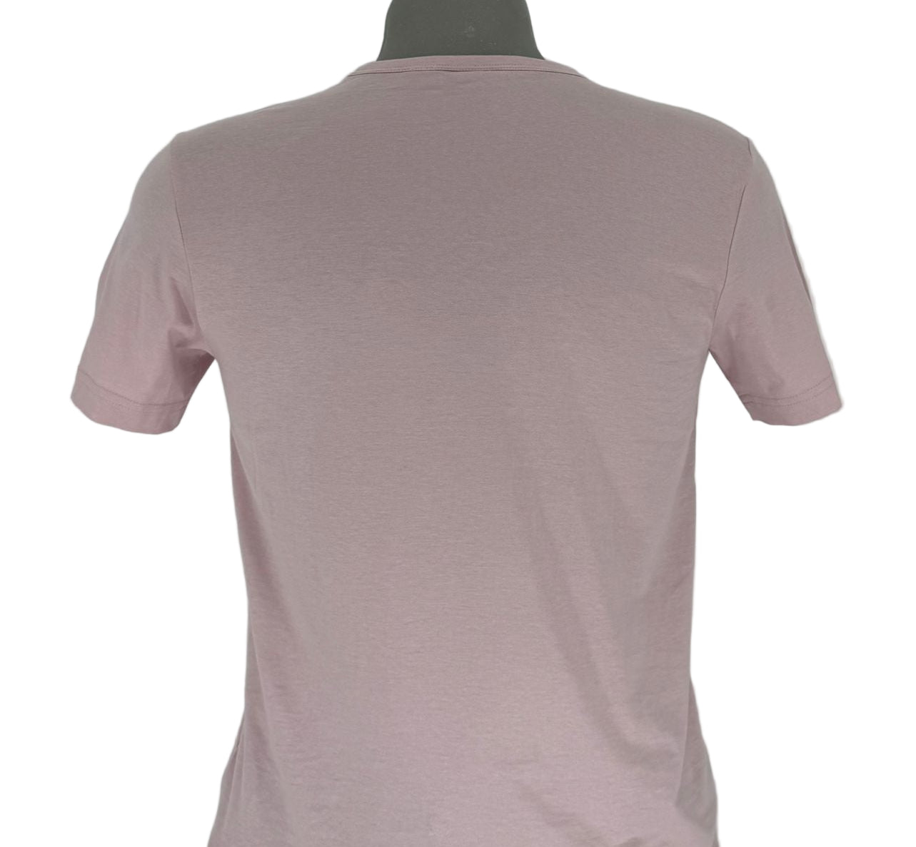 Fresh, bold, and effortlessly premium — the Hugo Boss Basic Pink T-Shirt with Curved White Logo is the perfect blend of luxury simplicity and standout color expression
