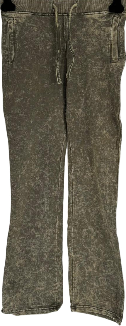 Add effortless streetwear style to your child’s wardrobe with the Infamous Kids Tie Dye Stacked Pants (Olive).