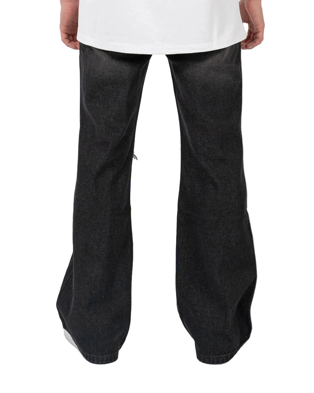 Loose fit distressed jeans in washed denim with classic five-pocket design and knee blowouts