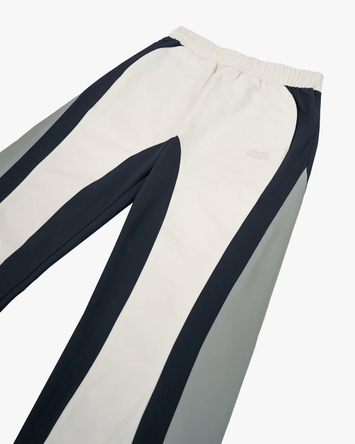 

Yoyo Pants in baggy straight-leg fit with curved color block panels and embroidered logo