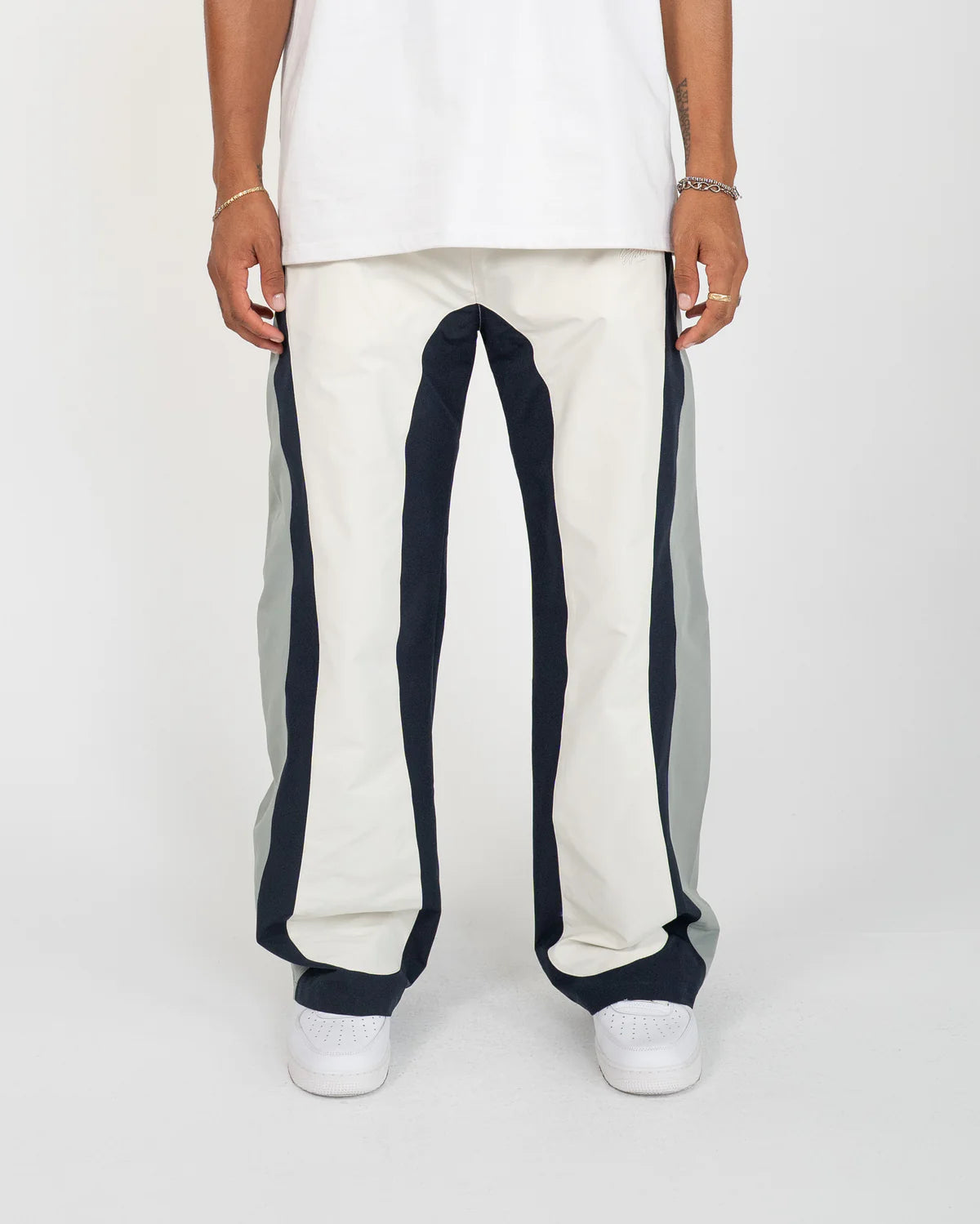 

Yoyo Pants in baggy straight-leg fit with curved color block panels and embroidered logo