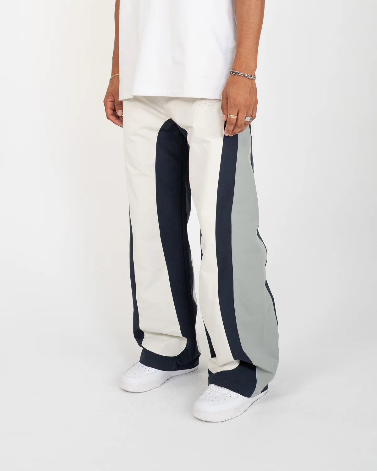 

Yoyo Pants in baggy straight-leg fit with curved color block panels and embroidered logo