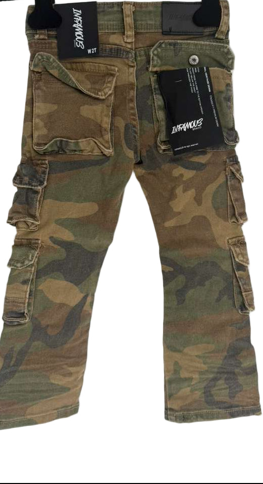 Let your little trendsetter stand out in the Infamous Kids Stacked Jeans (Green Camo) — a perfect blend of urban edge and everyday comfort.