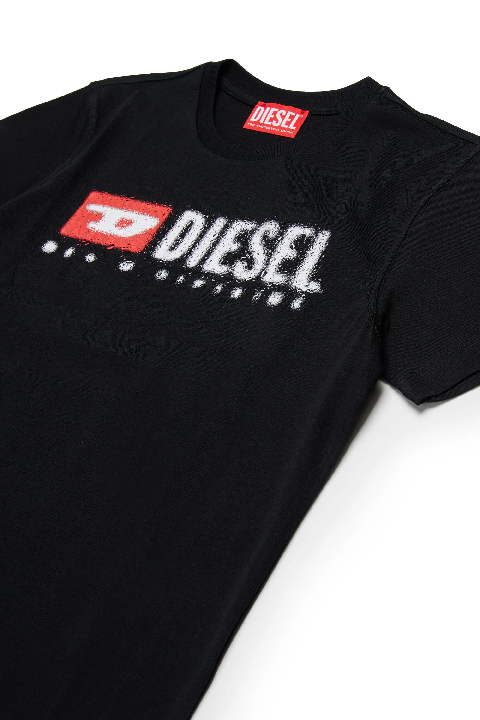Short-sleeved T-shirt in soft cotton jersey. The Diesel Denim Division logo, enhanced by a water splashed effect, gives a dynamic and modern look. A garment that combines comfort and style.