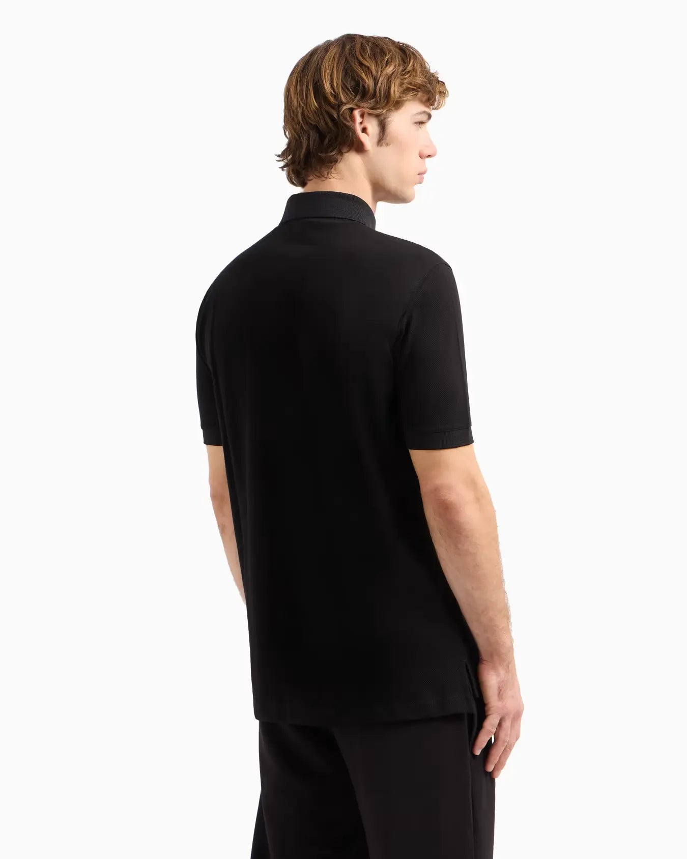  Men’s regular fit polo shirt in mercerized cotton with short sleeves, button collar, and chest logo.